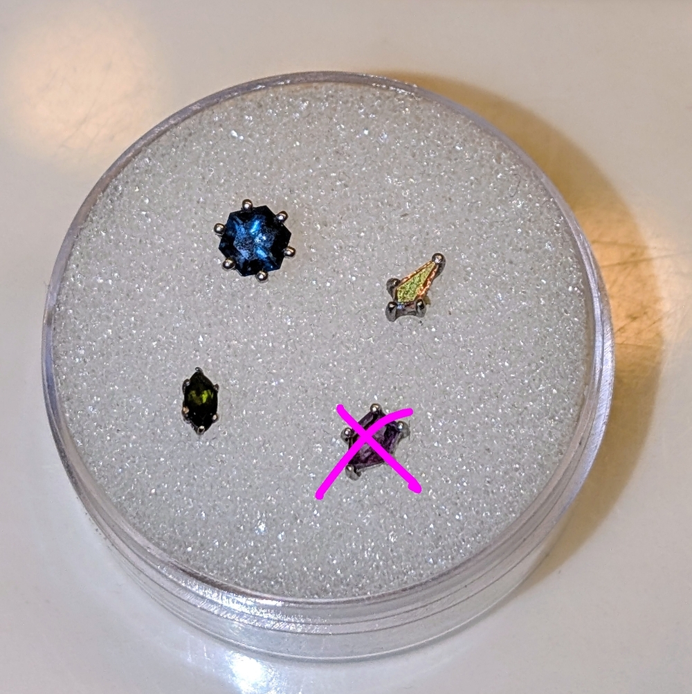 lot of 3 ends, genuine gemstones prong-set in white gold